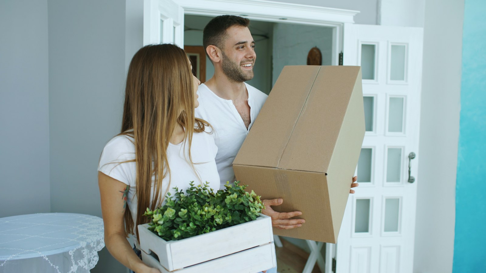 Pareja conversando en su nueva vivienda durante una mudanza