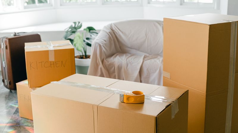 Cajas y equipaje preparados para trasladar una vivienda